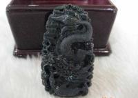 翡翠墨玉龙牌挂件 天然A货的工艺与收藏价值